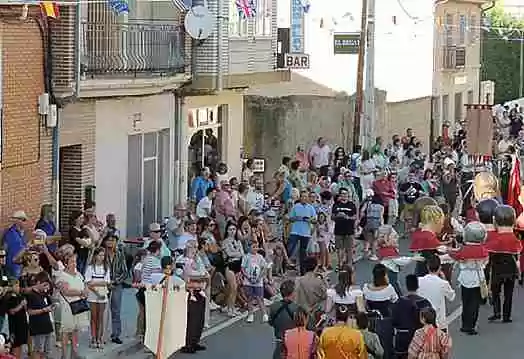 Camarzana organiza el XI desfile de gigantes y cabezudos en el que participan 70 figuras con 14 grupos y 360 personas.